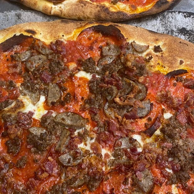 Quattro Carne Cauliflower Pizza.